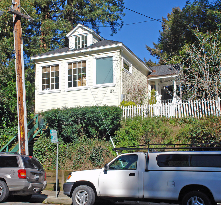 228 Throckmorton Ave in Mill Valley, CA - Foto de edificio