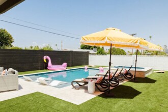 6914 E Cypress St in Scottsdale, AZ - Foto de edificio - Building Photo