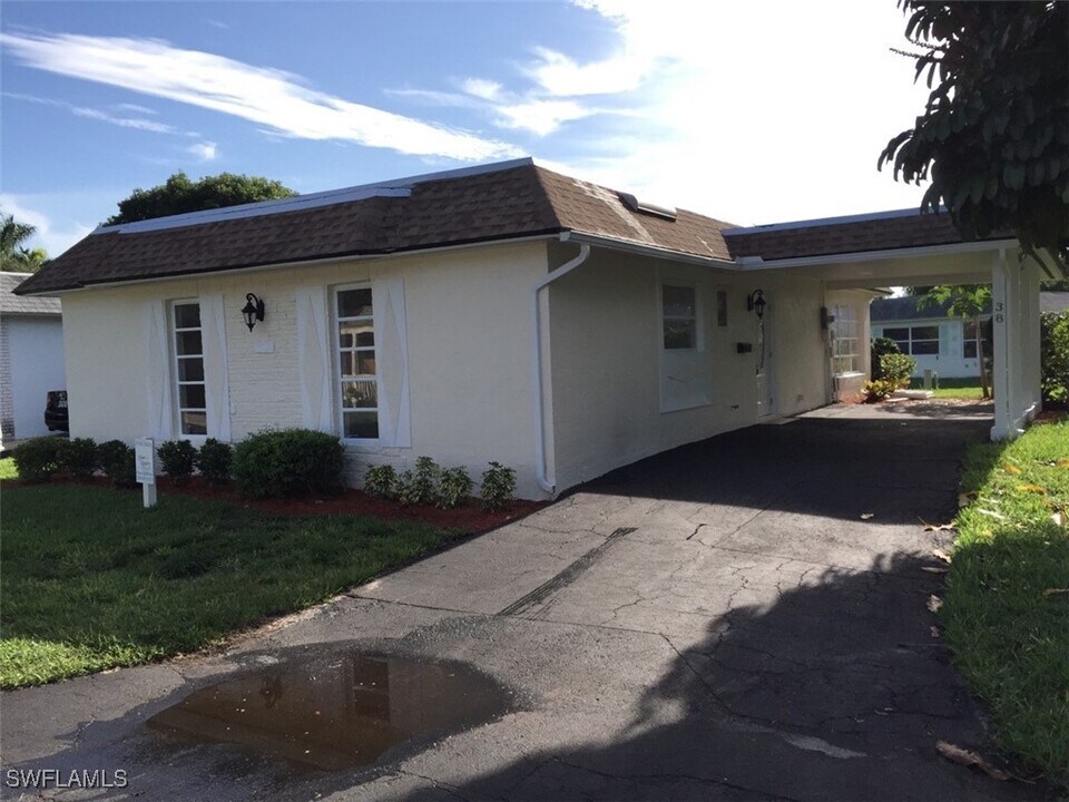 38 Knights Bridge Rd in Naples, FL - Building Photo