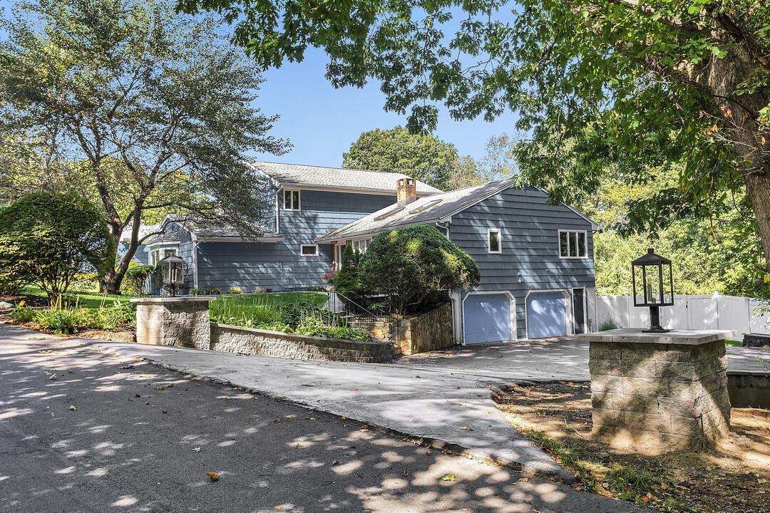 10 Echo Ln in Fairfield, CT - Building Photo