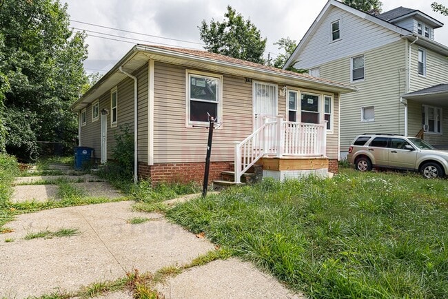 793 Alhambra Rd in Cleveland, OH - Building Photo - Building Photo