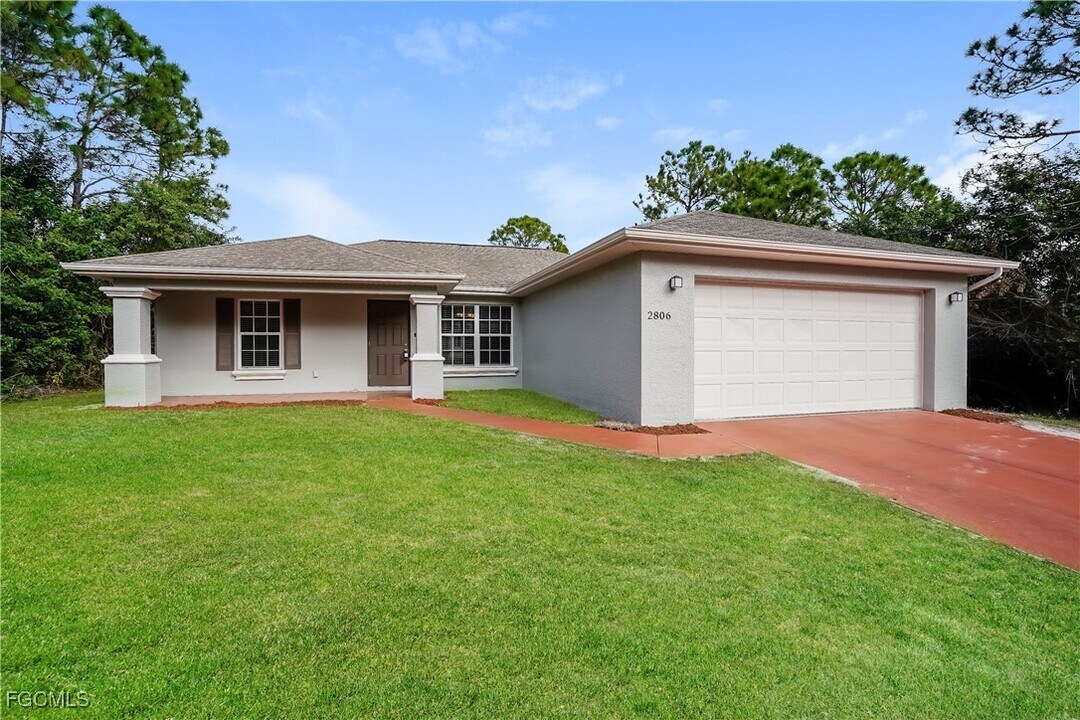 2806 41st St W in Lehigh Acres, FL - Building Photo