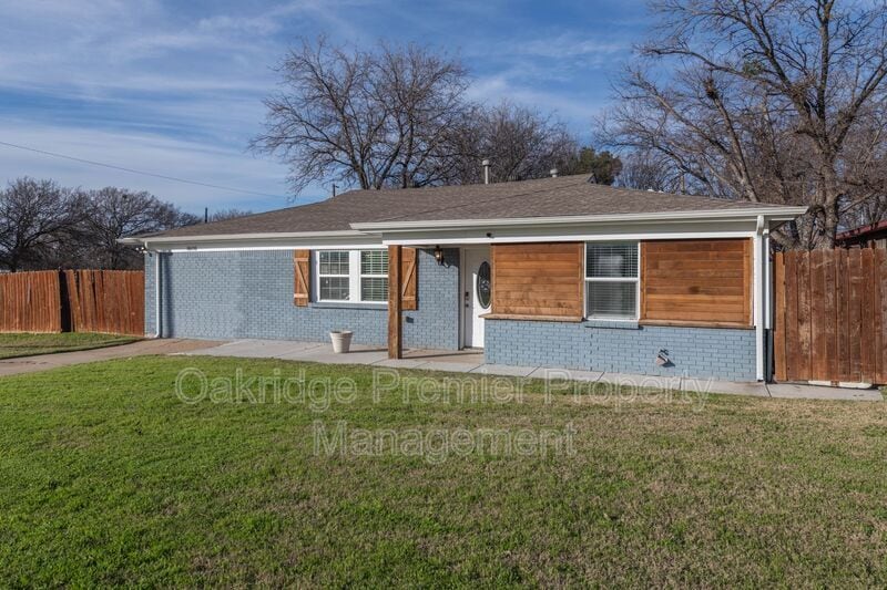 8608 Gibbs Dr in White Settlement, TX - Foto de edificio