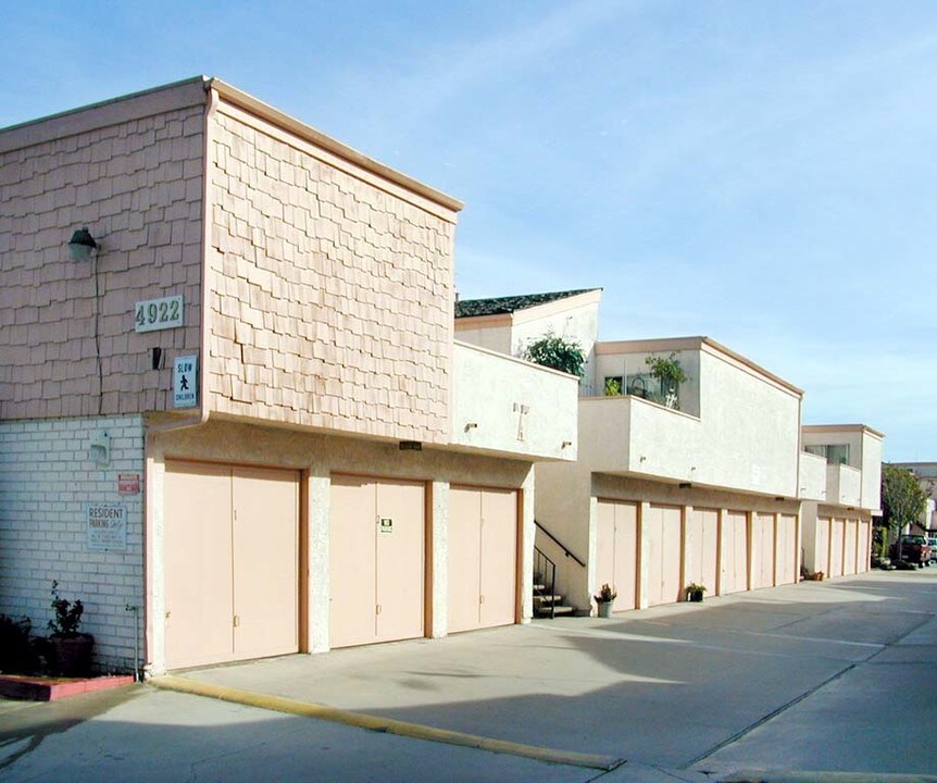 Huntington Harbour Villas in Huntington Beach, CA - Building Photo
