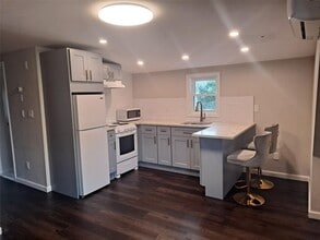 16 Cedar Dr in Farmingdale, NY - Building Photo - Building Photo