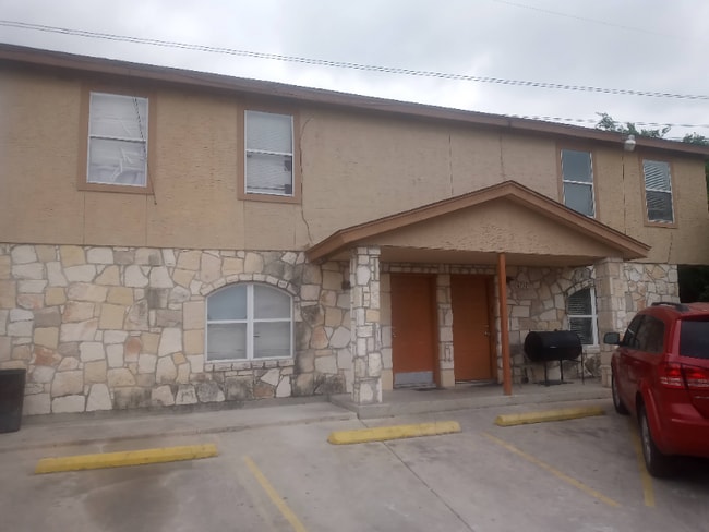 6737 Brothers Ln in San Antonio, TX - Building Photo - Building Photo
