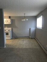 4313-4355 55 St in Red Deer, AB - Building Photo