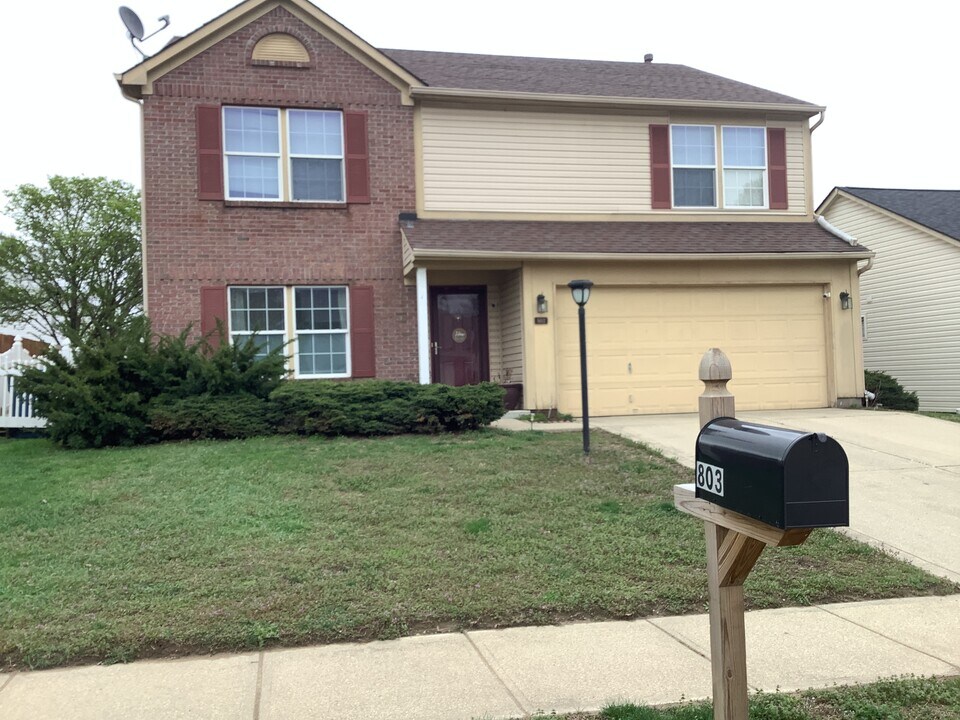 803 Green Woods Dr in Indianapolis, IN - Building Photo