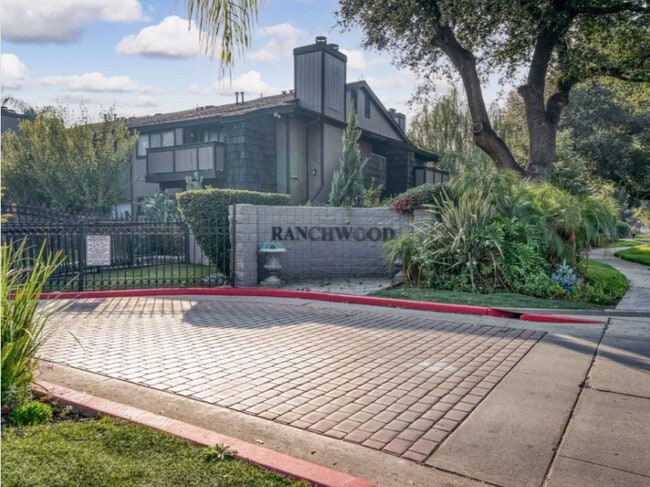 Ranchwood Condominiums in Fresno, CA - Building Photo - Building Photo