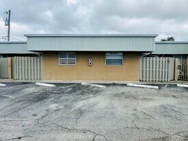 1305 Gateway Dr in Lantana, FL - Building Photo