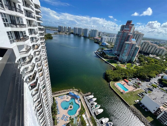 3530 Mystic Pointe Dr in Aventura, FL - Building Photo - Building Photo