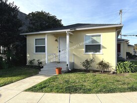 102 Palm Ct Dr in Santa Maria, CA - Building Photo