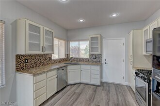 2263 Potter Lake Ave in Henderson, NV - Building Photo - Building Photo