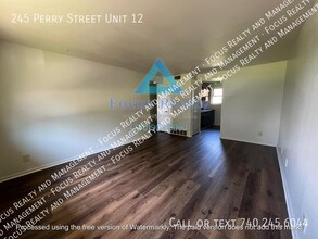 245 Perry St in Lancaster, OH - Foto de edificio - Building Photo