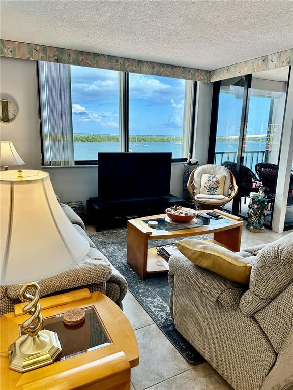 6295 Bahia Del Mar Cir in St. Petersburg, FL - Building Photo - Building Photo