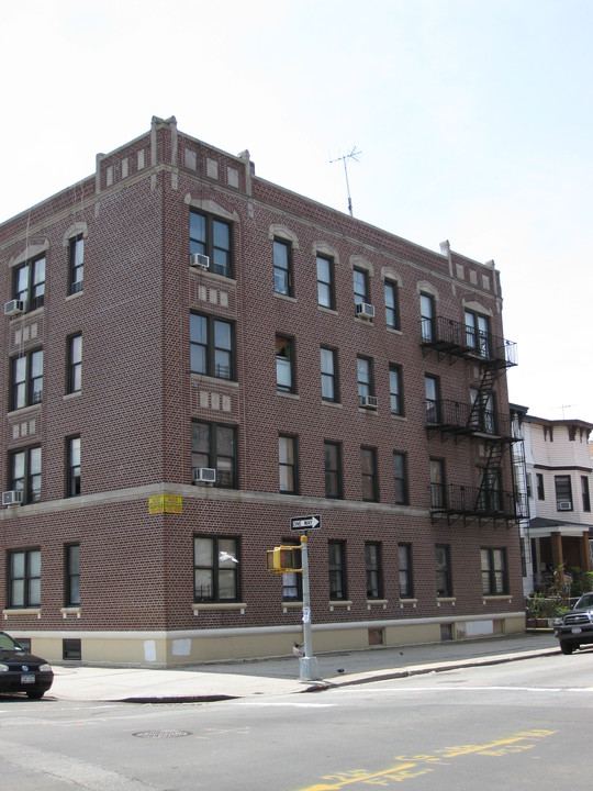 376 E Eighth St in Brooklyn, NY - Building Photo