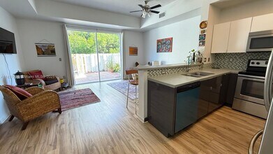 11034 NW 43rd Ter in Doral, FL - Building Photo - Building Photo