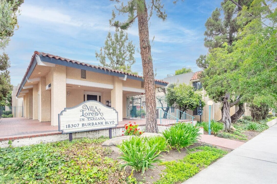 18307 Burbank Blvd, Unit 24 in Tarzana, CA - Building Photo