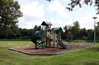 Forest Meadows East in Jacksonville, FL - Foto de edificio - Building Photo