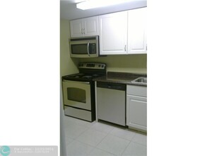 3650 Inverrary Dr in Lauderhill, FL - Building Photo - Building Photo