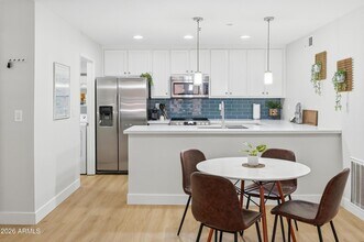 4704 E Paradise Village Pkwy N in Phoenix, AZ - Foto de edificio - Building Photo