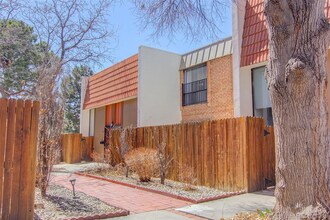 6468 E Bates Ave in Denver, CO - Foto de edificio - Building Photo