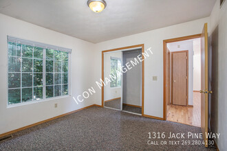 1316 Jack Pine Way in Kalamazoo, MI - Building Photo - Building Photo