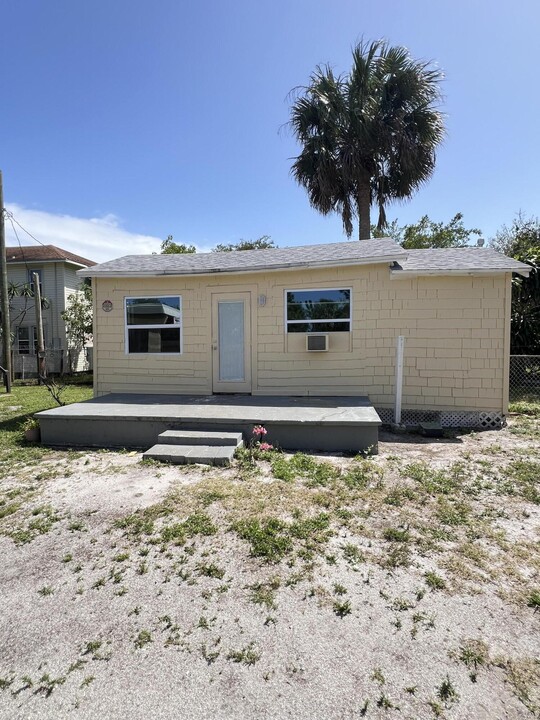 321 N 11th St in Fort Pierce, FL - Building Photo