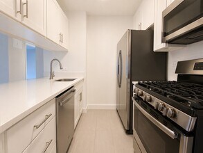 323 E 50th St, Unit 3B in New York, NY - Foto de edificio - Building Photo