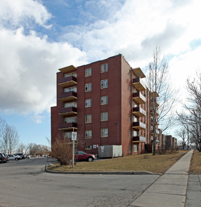 1555 Birchmount Rd in Toronto, ON - Building Photo - Building Photo