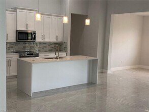 702 NW 2nd Ln in Cape Coral, FL - Building Photo - Building Photo