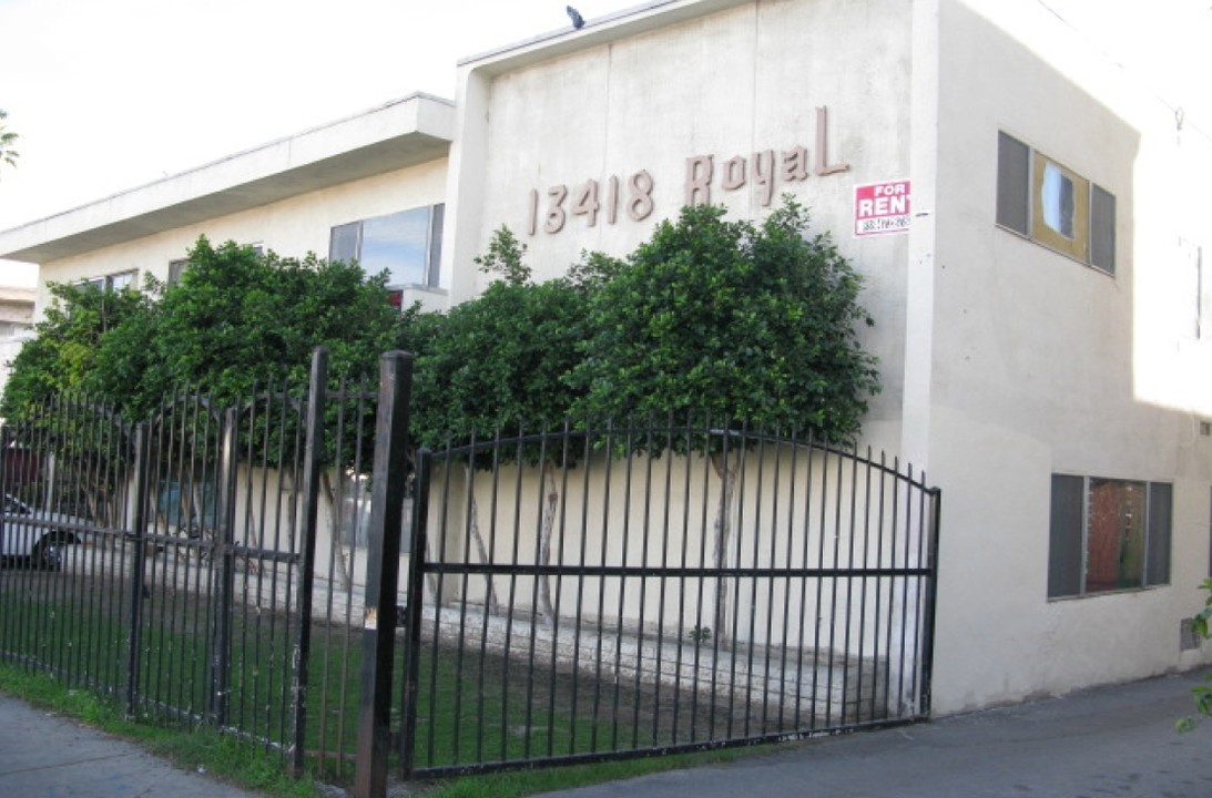 Royal Apartments in Van Nuys, CA - Foto de edificio