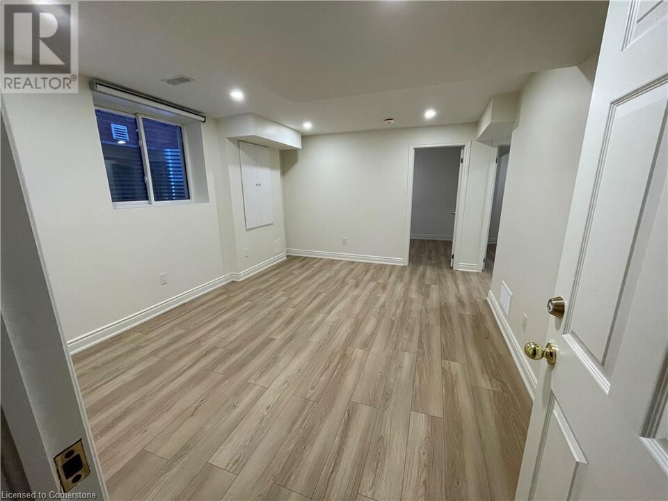 1120 Savoline Blvd in Milton, ON - Building Photo