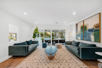 20530 Quedo Dr in Woodland Hills, CA - Foto de edificio - Building Photo