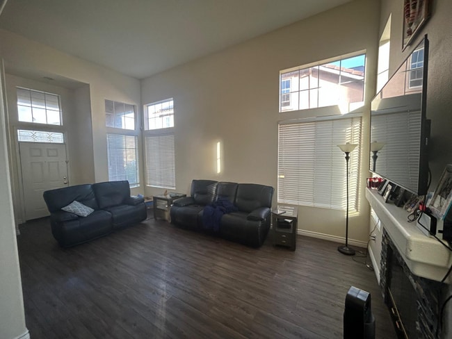 6016 Sunflower St in Simi Valley, CA - Foto de edificio - Building Photo