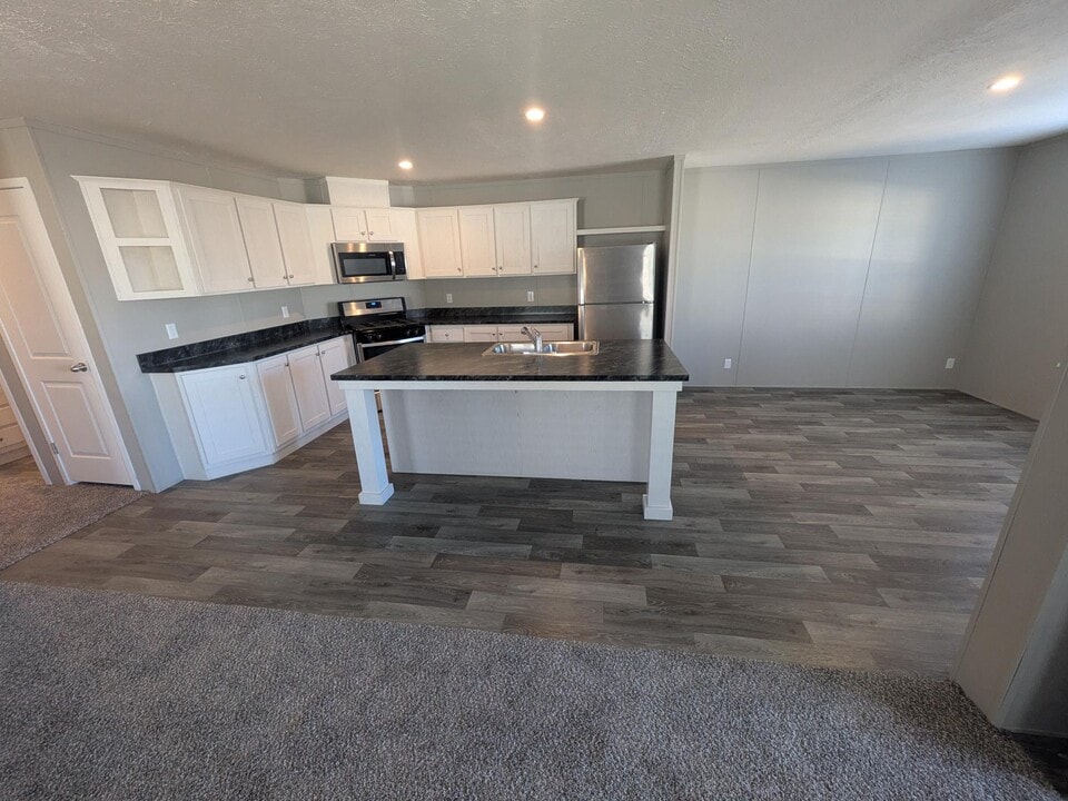 472 Montana in Belleville, MI - Building Photo