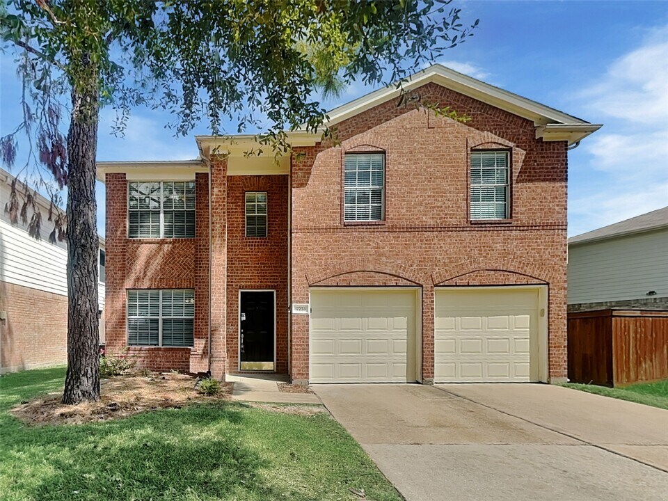 17238 S Summit Canyon Dr in Houston, TX - Building Photo