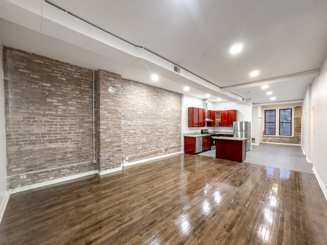 3345 N Clark St, Unit G01C