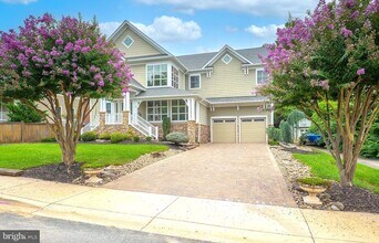 5905 Lone Oak Dr in Bethesda, MD - Building Photo - Building Photo