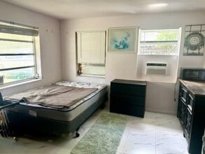 3811 SW 60th Terrace in Davie, FL - Foto de edificio - Building Photo