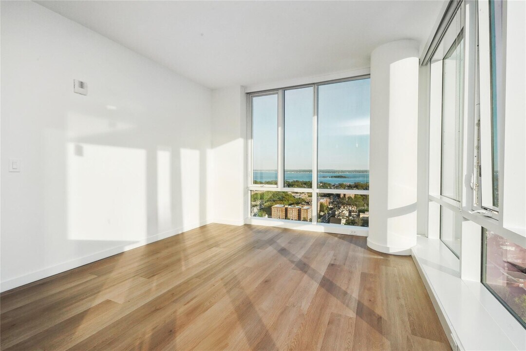 50 Clinton Pl in New Rochelle, NY - Building Photo