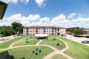 Amber Oaks in Pearland, TX - Building Photo