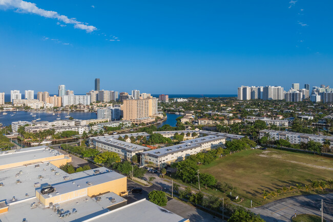 Paradise By The Sea in Hallandale Beach, FL - Foto de edificio - Building Photo