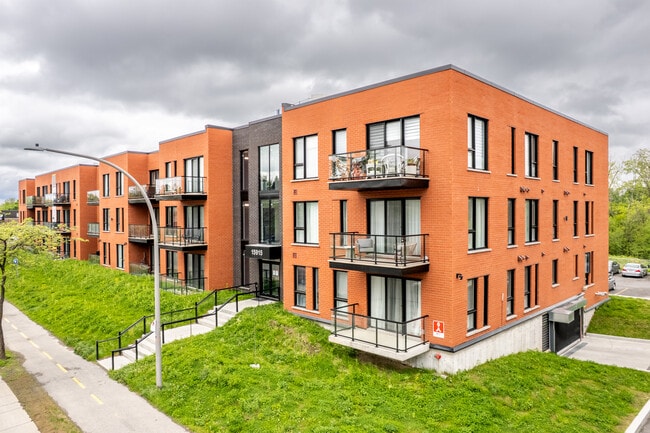 Le Oakmond in Pierrefonds, QC - Building Photo - Building Photo