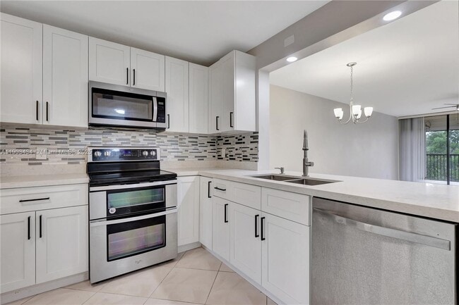 8592 W Sunrise Blvd in Plantation, FL - Building Photo - Building Photo