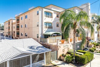 Sedona Apartments in North Hollywood, CA - Foto de edificio - Building Photo