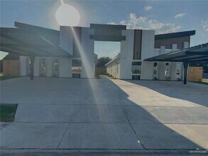 705 N Emerald Ave, Unit 2 in Edinburg, TX - Foto de edificio - Building Photo
