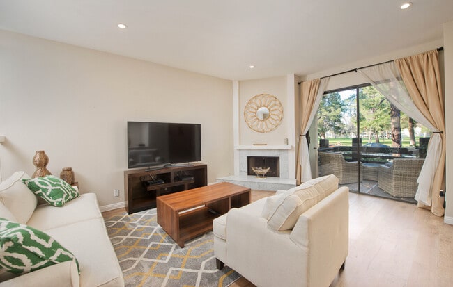 21820 Marylee St in Woodland Hills, CA - Foto de edificio - Building Photo