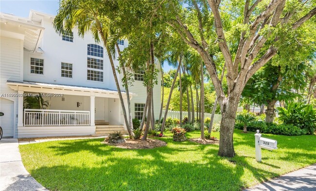 325 Pacific Rd in Key Biscayne, FL - Building Photo - Building Photo