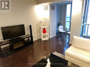 8-2718 York St in Toronto, ON - Building Photo - Building Photo